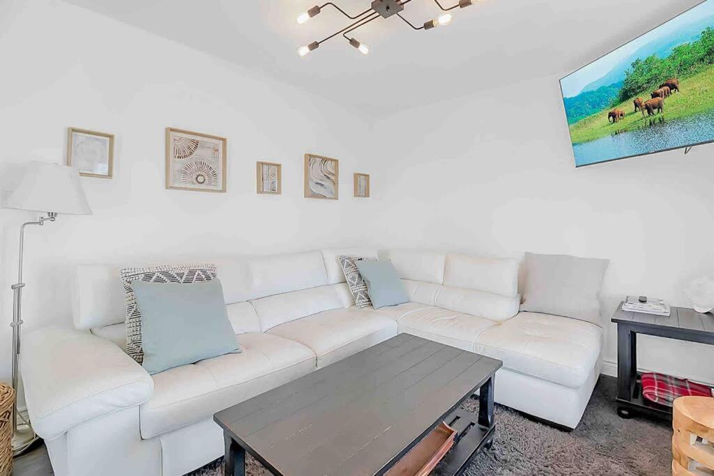 2 Bedroom Getaway On The River/Close To Marina Belle River Exterior photo